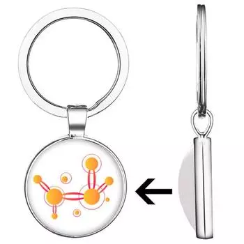 Креативный кулон-брелок с символом элемента из сплава на белом фоне