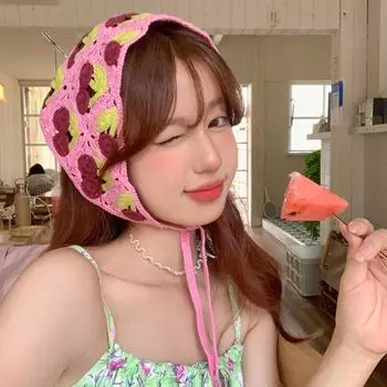 Кремовый бутон, милый шарф ручной работы крючком, вязаный треугольный шарф, интернет-знаменитость, уличная фотография, модная девушка, сумка, голова, мода size