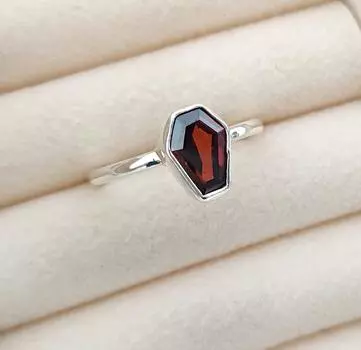 Крошечное кольцо в виде гроба, кольцо с гранатом, стерлинговое серебро 925 пробы, ювелирные изделия ручной работы, красный драгоценный камень, женское кольцо, подарок для нее 4.5