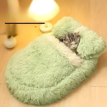 Кровать для кошек на все времена года. Кошки и собаки спят в закрытом зимнем теплом коврике для домашних животных. Зимняя кровать для домашних животных.