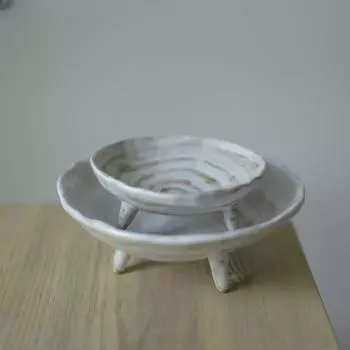 Круглая керамика Высокие ножки Фруктовница Закуски Десертная тарелка Приправа Поднос для освежения Трехногая обеденная тарелка Столовая посуда