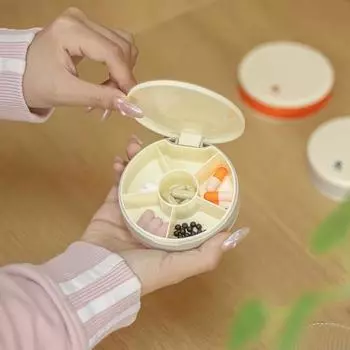 Круглая портативная таблеточная коробка с дозатором таблеток, большая емкость, несколько отделений, легкий органайзер для таблеток с пыленепроницаемой крышкой серый