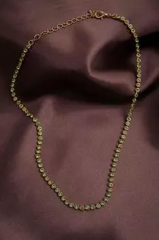 Круглое короткое ожерелье золотого цвета с зеленым камнем