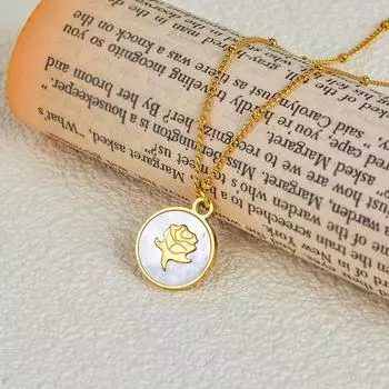 Круглое ожерелье из титана и титановой стали с белой ракушкой и розой