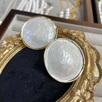 Круглые белые серьги с молочно-белой эмалью, капающей маслом