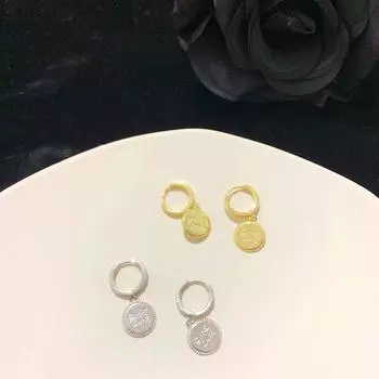 Круглые фирменные серьги-кнопки для женщин с нишевым чувством холодного стиля и универсальности слоновая кость