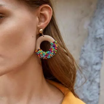 Круглые серьги из деревянных рисовых бусин разноцветный