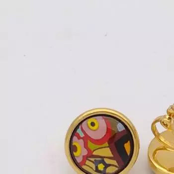 Круглые серьги; Золото 18 карат с медным покрытием + цвет эмали, круглые серьги цвета эмали весят около 5,6 грамма.. Цвет эмали ель