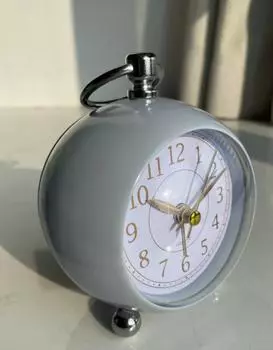 Круглый будильник, бесшумные стрелочные часы, настольные часы с ночником, громкий будильник для спальни, прикроватные украшения для дома чёрный