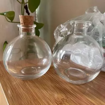 Круглый флакон кристально-белого цвета с деревянной пробкой. Доступен в объемах 120 мл, 180 мл, 250 мл. Идеально подходит для масел Drift, Wishing и эфирных масел. 50ml round wire mouth