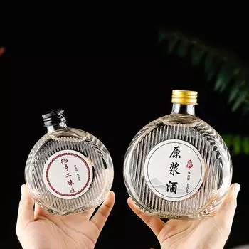 Круглый вертикальный графин для виски в стиле зернистости. Стеклянная бутылка для текилы, бренди и водки.