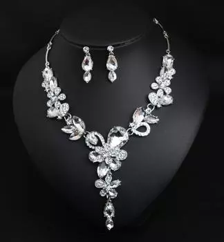 Крупное ожерелье, хрустальное стекло, комплект серег с драгоценными камнями, модные женственные аксессуары известных брендов. прозрачный