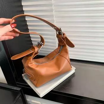 Крутая сумка для девочек из глянцевой масляно-вощеной кожи с застежкой-молнией и пряжкой для ремня, переносная сумка под мышками в стиле ретро в европейском и американском стиле 2024 года, новая сумка на плечо чёрный