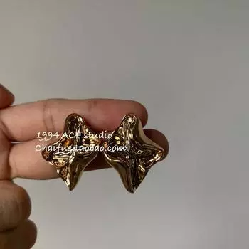 Крутые серьги-пусеты E537 Studio вогнуто-выпуклые с драпировкой Gold Pair