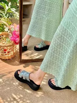 Крутые шлепанцы на толстой подошве для женской летней носки 2025 новые модели с юбками, нескользящие пляжные сандалии, повседневные однословные шлепанцы для беременных 35