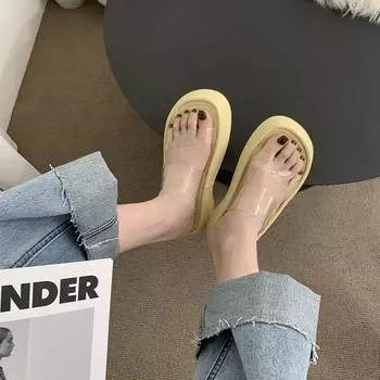Крутые тапочки Muffin на толстой подошве для женщин, летняя одежда 2025 года, новая корейская версия, прозрачные полутапочки, увеличивающие размер, римская пляжная обувь 35