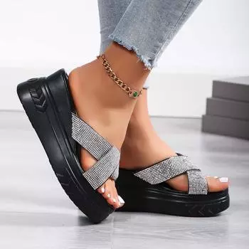 Крутые тапочки на покатом каблуке, женская летняя одежда 2024 года, новая модная повседневная пляжная обувь с крестообразным узором и стразами 36 чёрный