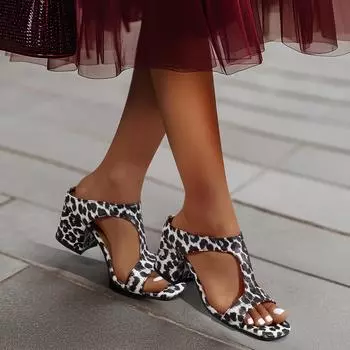 Крутые тапочки на высоком каблуке женские летние 2025 года новые простые и модные большие по размеру боковые пустые тапочки на толстом каблуке 35 леопардовый