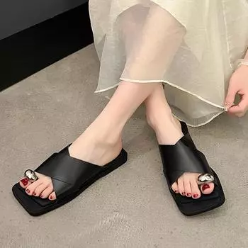 Крутые тапочки с перекрестными ремешками и плоской подошвой, женская верхняя одежда 2024 года, новые квадратные туфли с мягкой подошвой, повседневная пляжная обувь с закрытым носком, лето 35 чёрный