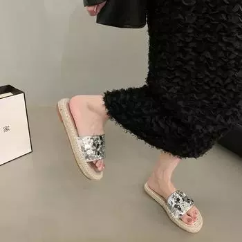 Крутые тапочки женская летняя одежда 2024 года новая корейская версия соломенная толстая подошва интернет-знаменитости мода универсальные серебряные блестки одно слово перетаскивание 35 серебряный