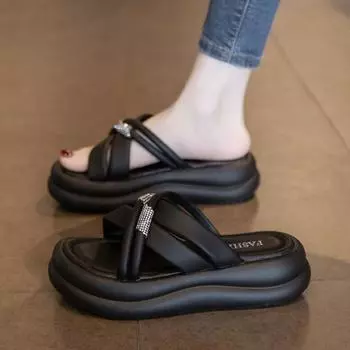 Крутые тапочки, женская летняя одежда 2025 года, новые мягкие нескользящие однотонные пляжные сандалии высокого качества со стразами на толстой подошве 35