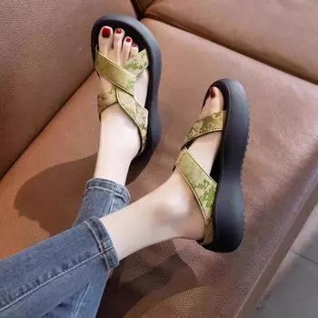 Крутые тапочки женская летняя одежда 2025 новые повседневные пляжные сандалии на платформе ленивая мода для беременных женщин одно слово перетаскивание 35