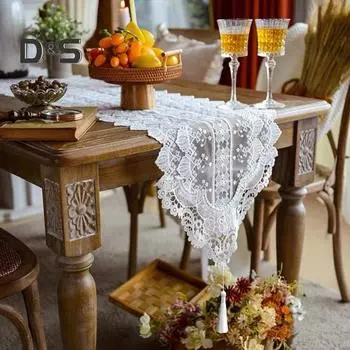 Кружевной крючком флаг для стола с белой вышивкой и цветочным узором. Сезонное украшение для обеденного стола в фермерском стиле. S