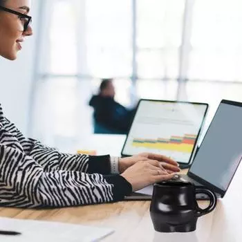 Кружка для кофе Fat Belly объемом 320 мл. Милая керамическая кружка. Забавные чашки для завтрака, чая ручной работы. Новинка. Посуда. Подарки на праздники и новоселье.