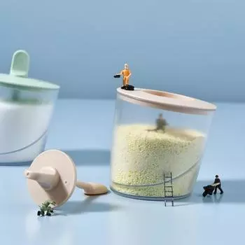 Кухонная банка для специй с крышкой и ложкой. Прозрачная пластиковая коробка для приправ. Контейнер для хранения пищевых приправ для соли, сахара, перца. Кухонная кулинария. зелёный