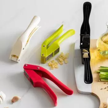 Кухонный пресс для чеснока 2-в-1 с эргономичной пластиковой ручкой. Легко сжимаемый нож для резки и перемешивания чеснока. Бытовой блендер для чеснока из нержавеющей стали. красный