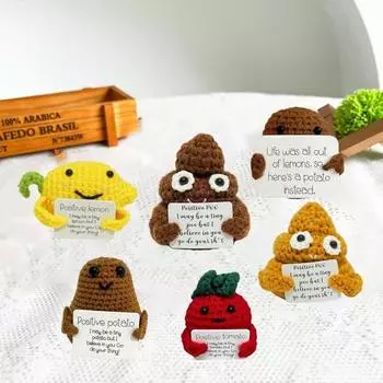 Кукла повышает уверенность в себе с помощью милых вязаных украшений, позитивных открыток, куклы-картошки