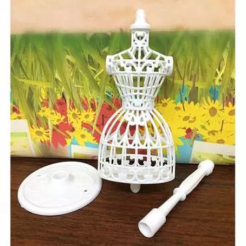 Кукольное платье с полой художественной моделью в рамке