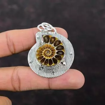 Кулон из ископаемого аммонита. Кулон ручной работы. Подвеска из стерлингового серебра 925 пробы. Ювелирные изделия из ископаемого аммонита. Уникальный кулон для подарка. Достойный кулон.