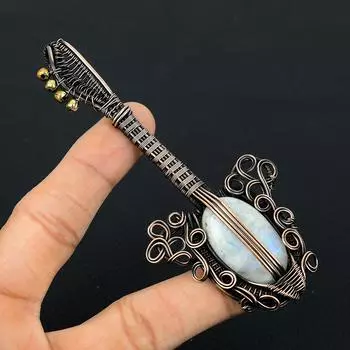 Кулон из медной проволоки с лунным камнем в форме гитары, обернутый ювелирной подвеской ручной работы 4.52 Inches белый