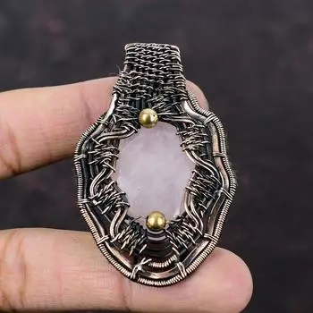 Кулон из розового кварца Медная проволока Кулон Ювелирные изделия из розового кварца Дизайнерский кулон ручной работы Драгоценный камень Медные украшения Подарок для особого случая