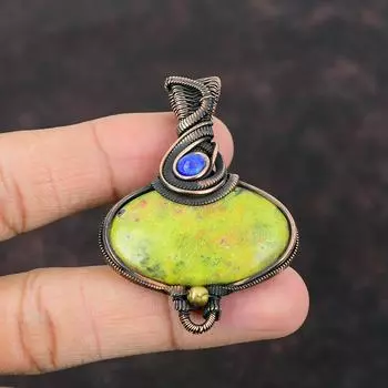 Кулон из стихтита, кулон из лазурита, медная проволока, кулон, кулон ручной работы, ювелирные изделия из стихтита, кулон с драгоценным камнем, подарок для жены, медные украшения