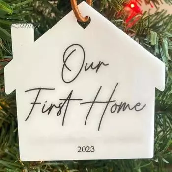 Кулон «Первое Рождество в нашем доме» Двусторонний принт Круглая форма сердца Гладкие висячие благословения Декоративный подарок на новоселье Украшение окна
