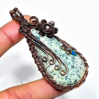 Кулон ручной работы из медной проволоки с драгоценным камнем K2 Blue Azurite, 2,76 дюйма 2.76 белый