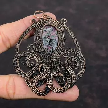 Кулон с драгоценным камнем эвдиалитом, медная проволока, кулон, ювелирные изделия в виде осьминога, кулон ручной работы, уникальный кулон, медная проволока, ювелирный подарок для нее