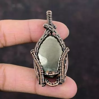 Кулон с пиритом, кулон в медной проволоке, кулон ручной работы, ювелирные изделия с пиритом, оригинальный кулон с драгоценным камнем, очень красивые медные ювелирные изделия, подарок для него