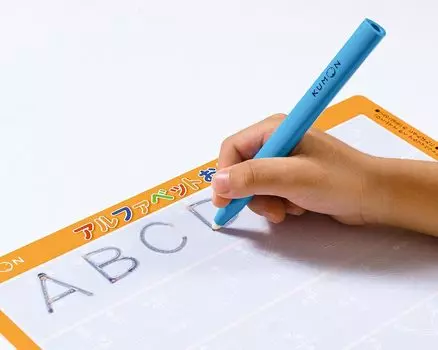 KUMON PUBLISHING Доска с буквами алфавита Обучающая игрушка Учебный материал по английскому языку Дошкольная игрушка для детей от 4 лет и старше KEB-11