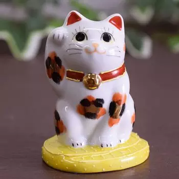 Кутани, овальная форма, правая рука, подзывающая кошка, золотистый ситец