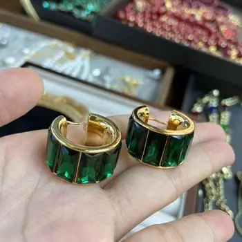 Квадратные серьги из зеленого камня