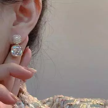 Квадратные серьги с цирконом