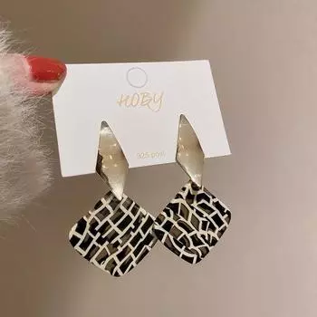 Квадратные серьги с серебряными иглами и неравномерным кирпичным узором, нишевые женские серьги с индивидуальным дизайном, простые темпераментные геометрические серьги