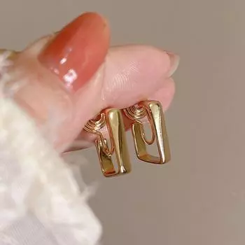 Квадратные ушные клипсы от комаров: Модные, безболезненные металлические серьги с уникальным универсальным дизайном для женщин. mosquito coil ear clip золотистый