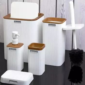 Квадратный набор для ванной комнаты Mina из 5 предметов с деревянным узором в полоску