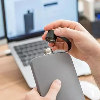 Квадратный небольшой винный горшок из нержавеющей стали 500 мл, портативный персонализированный винный набор в стиле ретро, военный стиль, плоская бутылка вина One Size чёрный