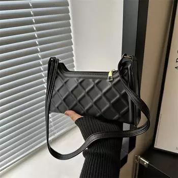 Лакированная ромбовидная вмятина в иностранном стиле, мода 2024 года, простая повседневная осенняя повседневная сумка для переноски в руке на одно плечо под мышкой, портативная маленькая квадратная сумка розовый