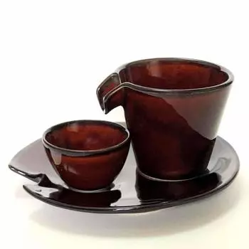 Лакированный коричневый стекающий набор чашек и блюдец для холодных напитков